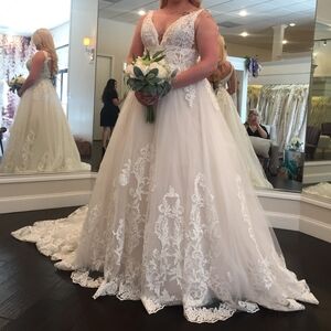 Elegant White Lace Wedding Dress